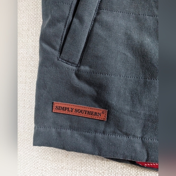 Simply Southern Men's MEDIUM Gray Red Plaid Quilted Snap Front Vest w/Pockets - Picture 4 of 7